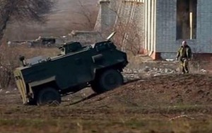 Anh bẽ mặt vì tặng thiết giáp "yếu như sên" cho Ukraine